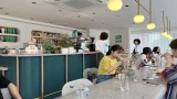 メニューがいつも飲んでるやつ、大変そうだから簡単なので大丈夫だよ、など常連の店に遊びに行ったような感覚が味わえるカフェ。
店員は全員役者やモデルらしい